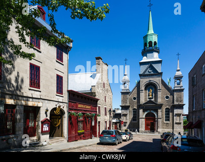 Zeigen Sie auf Bonsecours Straße zur Notre Dame de Bon-Secours Kapelle mit Auberge Pierre du Calvet nach links an, Vieux Montreal, Kanada Stockfoto