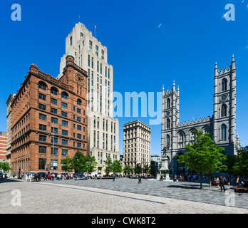 Die Innenstadt von Bürogebäuden und die Basilika Notre-Dame in der Place d ' Armes, Vieux Montreal, Montreal, Quebec, Kanada Stockfoto