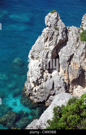 Felsen im Meer in der Nähe von Paleokastritsa, Korfu, Griechenland. Stockfoto