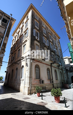 Straßen der Altstadt Kerkyra, niedrigen Winkel Ansicht, vertikale Zusammensetzung, Weitwinkel-Objektiv. Korfu, Griechenland. Stockfoto