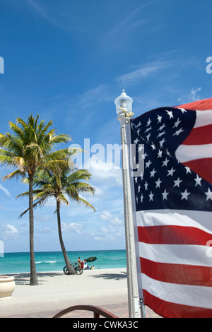 AMERICAN FLAG BOARDWALK HOLLYWOOD BEACH FLORIDA USA Stockfoto