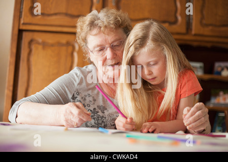 Kaukasische Großmutter Enkelin bei Hausaufgaben helfen Stockfoto