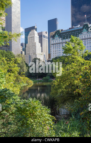 Central Park Pond und Central Park South inklusive Plaza Hotel in New York City Stockfoto