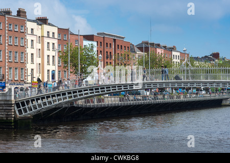 Ha'penny Brücke über den Fluss Liffey, Dublin, Irland. Stockfoto