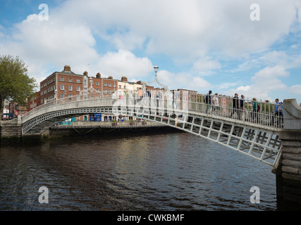 Ha'penny Brücke über den Fluss Liffey, Dublin, Irland. Stockfoto