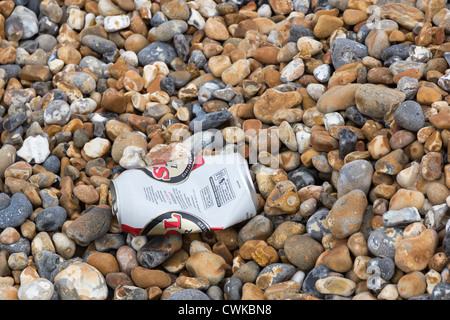Müll am Strand. Eine zerkleinerte Bär can.on Brighton beach Stockfoto