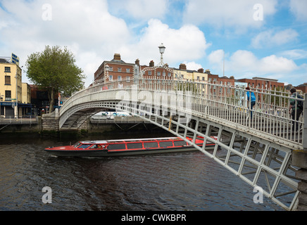 Touristenboot auf Liffey-Fluss, Dublin, Irland. Stockfoto