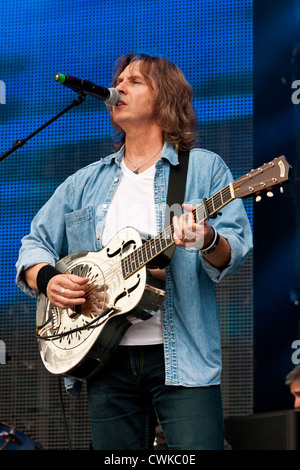 Phil Palmer von der Gruppe The Straits (ehemals Dire Straits) erklingt in den Rücklauf Festival Henley on Thames 2012. PER0285 Stockfoto