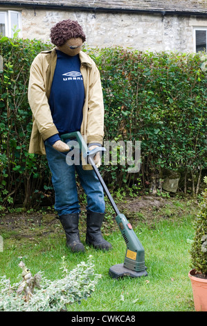 Vogelscheuche Kettlewell Festival Darstellung ein Mann Ausschnittgras mit Power-tool Stockfoto