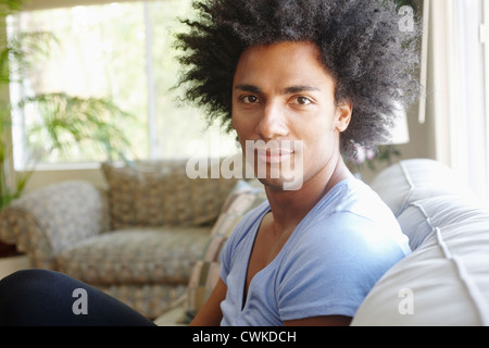 Ernster Mann sitzt auf dem Sofa im Wohnzimmer Stockfoto