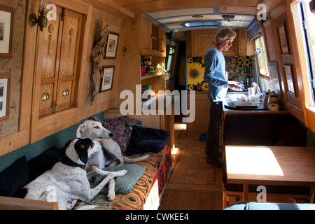 zwei Hunde leben auf Kanal Boot mit Besitzer Stockfoto