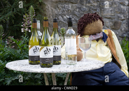 Vogelscheuche Kettlewell Festival Darstellung eines Mannes trinken Wein an einem Tisch Stockfoto