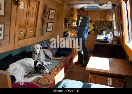 zwei Hunde leben auf Kanal Boot mit Besitzer Stockfoto