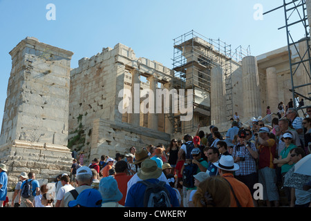 Touristen, die Treppenstufen der Akropolis in Athen Stockfoto