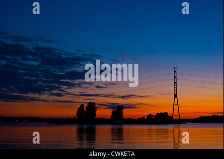 Silhouette eines Strom-Turm gegen ein buntes Sonnenuntergang Stockfoto