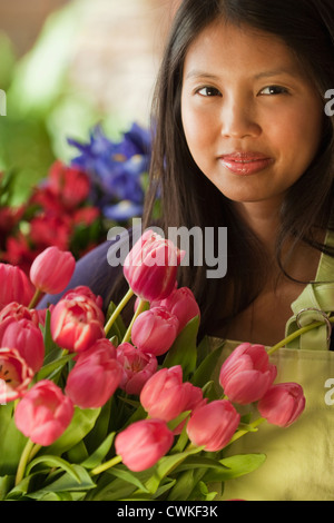 Asiatische Floristen halten Tulpen Stockfoto