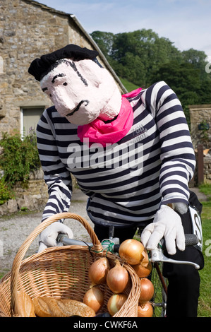 Vogelscheuche Kettlewell Festival Darstellung einen typisch französischen Mann auf dem Fahrrad Stockfoto