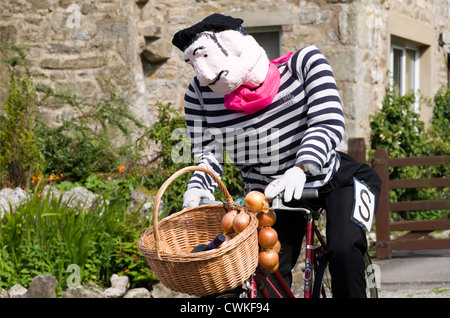 Vogelscheuche Kettlewell Festival Darstellung einen typisch französischen Mann auf dem Fahrrad Stockfoto