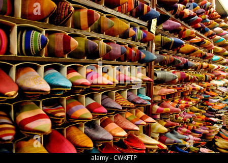 Bunten traditionellen marokkanischen Pantoffeln (Babouches) Pantoffel Souk, Marrakesch, Marokko Stockfoto