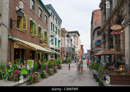 Bars, Cafés und Restaurants entlang Rue St Paul in den frühen Abend, Vieux Montreal, Quebec, Kanada Stockfoto