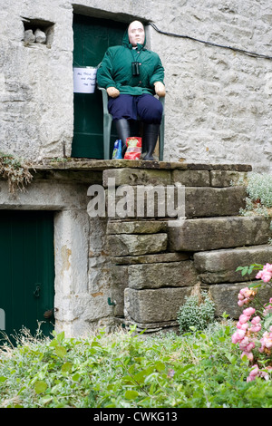 Vogelscheuche Kettlewell Festival Darstellung eines Mannes in outdoor-Bekleidung mit dem Fernglas Stockfoto