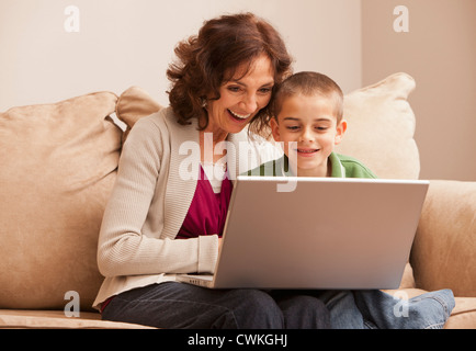Kaukasische Großmutter und Enkelin mit laptop Stockfoto