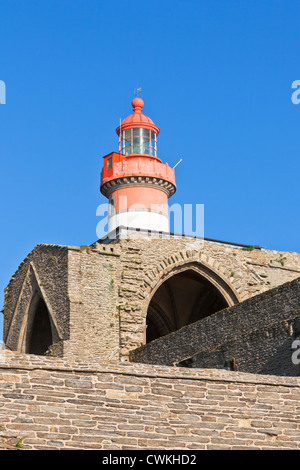 Ruine der Abtei und Leuchtturm, Pointe de Saint-Mathieu, Bretagne, Frankreich Stockfoto