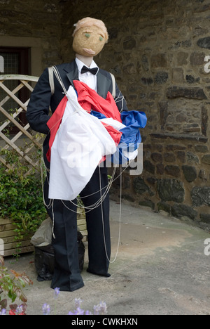 Vogelscheuche Kettlewell Festival Darstellung eines Mannes mit einem Fallschirm Stockfoto