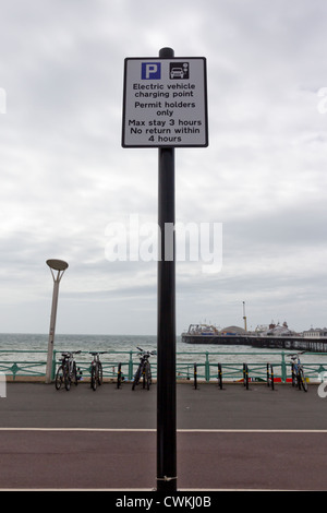 Elektrofahrzeug aufladen Punkt Zeichen in Brighton Stockfoto