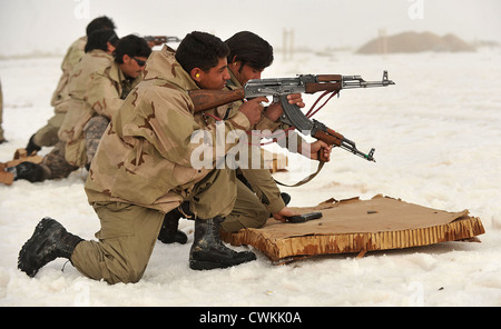 Mitglieder der Afghanischen Nationalpolizei und der afghanischen Polizei Feuer ihre AK-47 Gewehre aus der knienden Position während Waffentraining am 1. März 2012 in Nawbahar Bezirk, Zabul Provinz, Afghanistan. Stockfoto