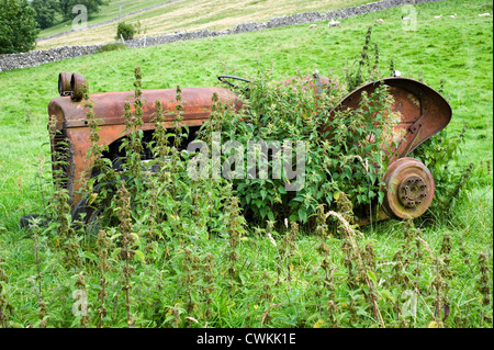 alte verlassene rostenden Traktor in Bauern Feld Stockfoto