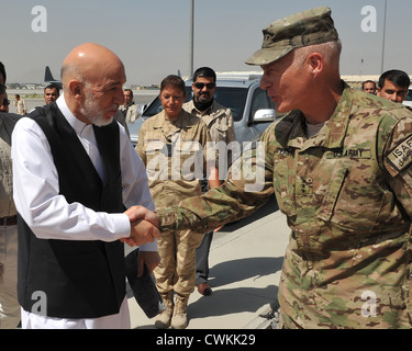 US Armee Generalleutnant James Terry empfängt afghanischen Präsidenten Hamid Karzai bei der Fluglinie am Flughafen Kabul 21. August 2012. Stockfoto