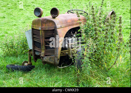 alte verlassene rostenden Traktor in Bauern Feld Stockfoto