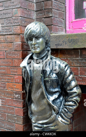 Eine Statue von John Lennon in der Nähe der Cavern Club in Mathew Street, Liverpool, England, UK Stockfoto