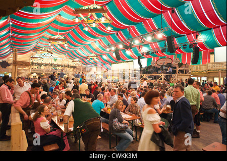 Bierhalle in das Cannstatter Volksfest, Cannstatter Wasen, Stuttgart, Deutschland. Stockfoto