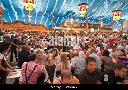 Bierhalle in das Cannstatter Volksfest, Cannstatter Wasen, Stuttgart, Deutschland. Stockfoto