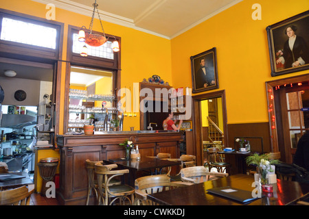 Innenraum des 'Paters Vaetje' Bruine Kroeg (braune Café), Blauwmoezelstraat, Antwerpen, Provinz Antwerpen, die flämische Region, Belgien Stockfoto