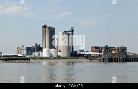 Chemische Fabrik und Fabrik an der Themse in der Nähe von Tilbury Docks in Kent Stockfoto