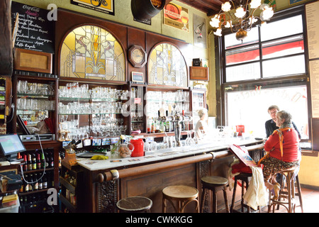 Innenraum der 'Paters Vaetje 'Bruine Café Kroeg (Braun), Blauwmoezelstraat, Antwerpen, Provinz Antwerpen, der Region Flandern, Belgien Stockfoto