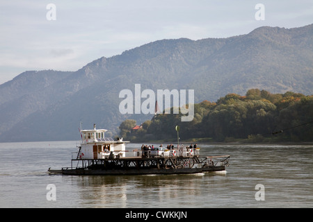 Österreich: Fähre in Spitz an der Donau zwischen Melk und Dürnstein. Fähre ist über den Fluss über ein Stahlseil geschleppt. Stockfoto