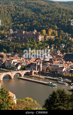 Blick auf die Heidelberger Altstadt, Neckar und Lastkahn aus dem Philosophenweg, Heidelberg, Deutschland. Stockfoto