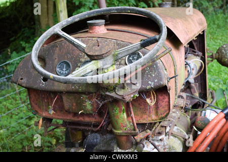 alte verlassene rostenden Traktor in Bauern Feld Stockfoto