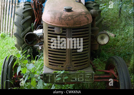 alte verlassene rostenden Traktor in Bauern Feld Stockfoto