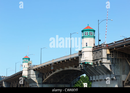 Schließen Sie herauf Bild der Burnside Bridge in Portland, Oregon mit wolkenloser blauer Himmel Stockfoto