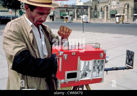 Eine Straße Fotograf verarbeitet Bilder in seine Kamera von Touristen, die er in der Stadt von Lujan in der Provinz Buenos Aires in Argentinien, SA übernommen hat. Stockfoto