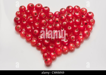 Frische und Reife Johannisbeeren in Form eines Herzens Stockfoto