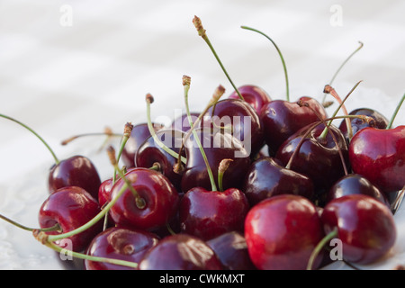 frische Kirschen auf einem Tisch Stockfoto