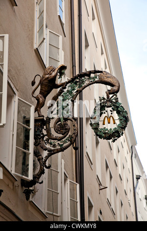 Salzburg, Österreich: McDonalds seine berühmten Golden Arches wandelt in ein traditionellen Salzburger arbeitete Metall Gilde Zeichen. Stockfoto