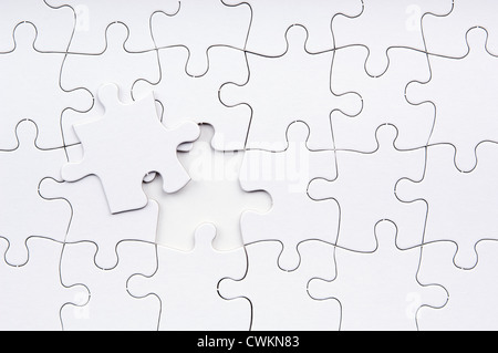 Jigsaw Puzzle in weiß mit ein fehlendes Stück Stockfoto