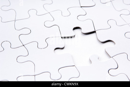 Jigsaw Puzzle in weiß mit ein fehlendes Stück Stockfoto